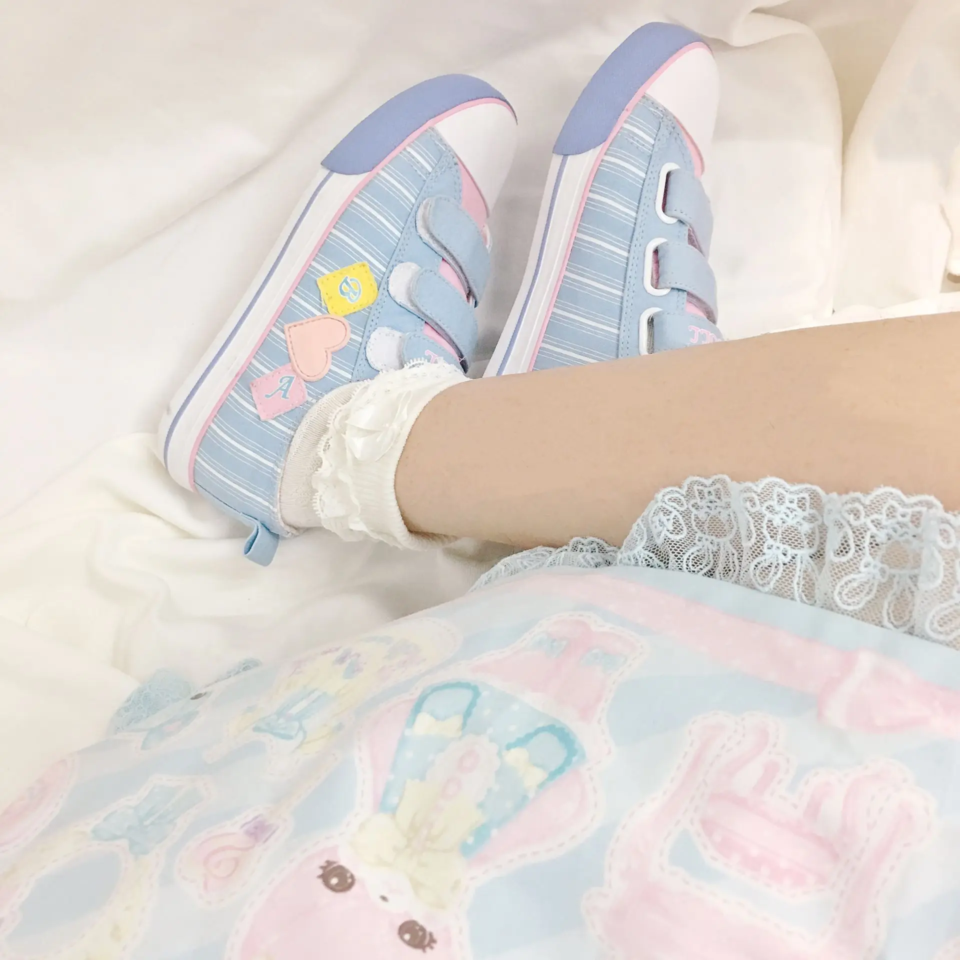 日本の春・秋にぴったりの、かわいらしいスニーカー。ストリート - Velcro Hook Loop のレビューと価格